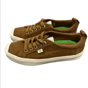 Cariuma signature OCA sneaker US Women 7.5/ Men 6